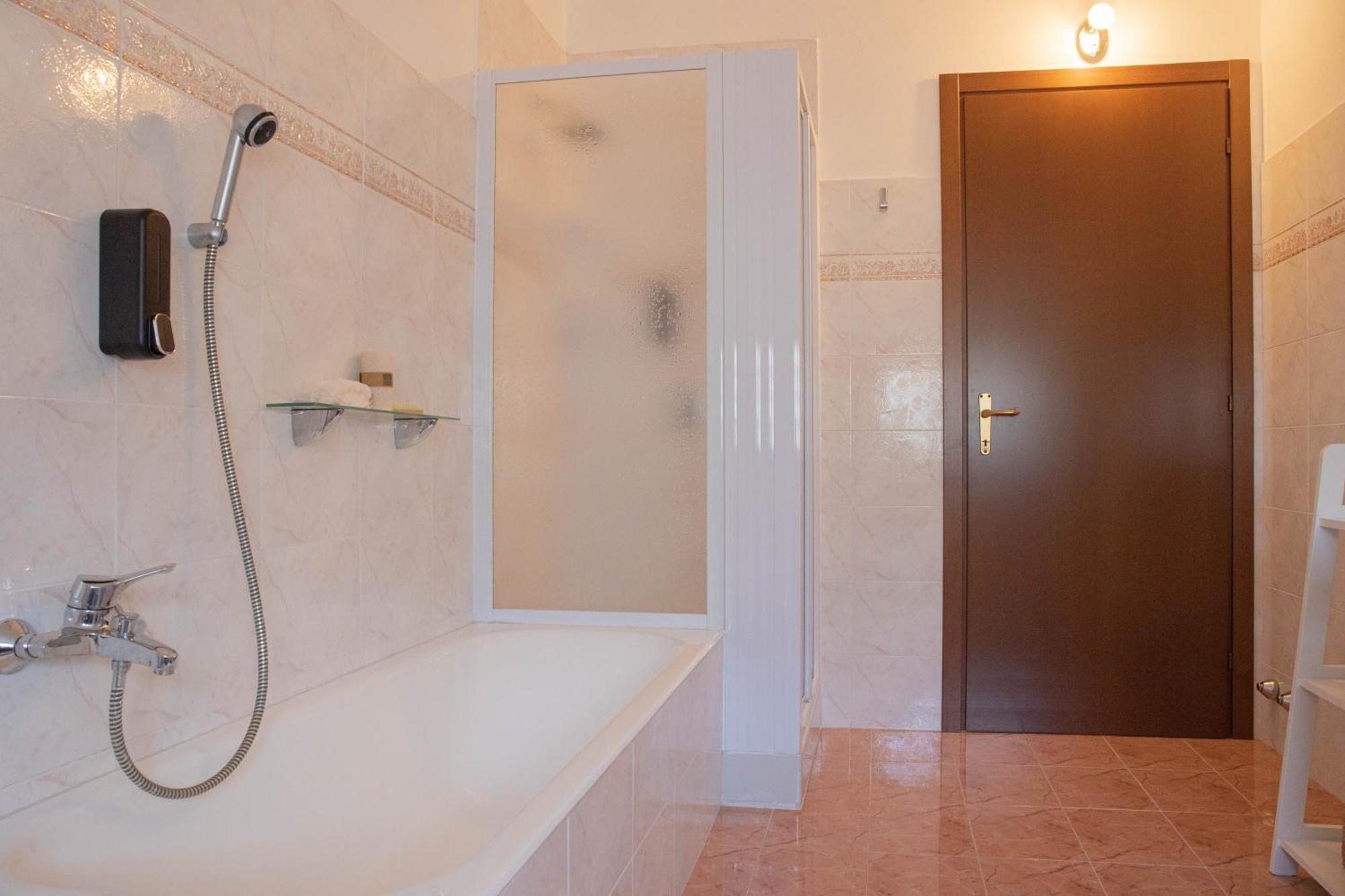 Silla House - A Due Passi Dal Lago Malgrate Ngoại thất bức ảnh